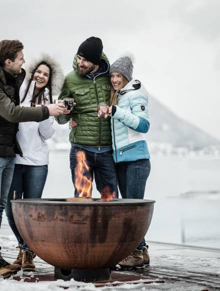 Glühwein trinken mit Freunden am Achensee